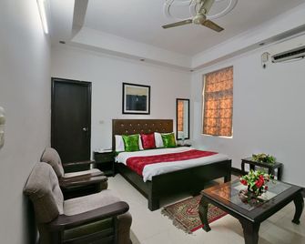 Hotel Diamond Stay by Aspl - Noida - Schlafzimmer