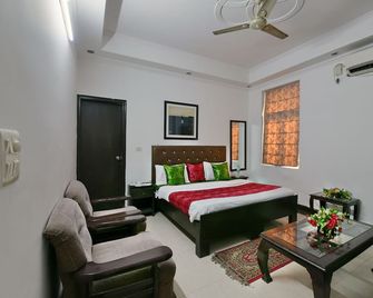 Hotel Diamond Stay by Aspl - Noida - Schlafzimmer