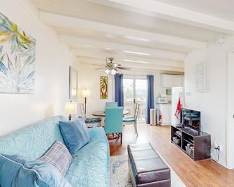Cozy duplex with oceanview balcony - steps to the beach - Ventura - Living room
