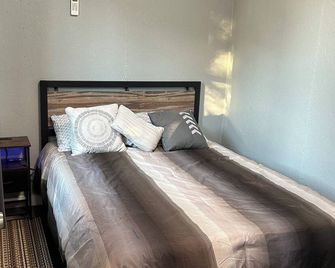 Cozy 2 Bedroom Cabin 1/2 Mile From Nueces River. - Camp Wood - Bedroom