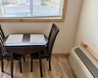 Newly Renovated! Cozy Cabin With Wifi And Ac in Charming Oscoda - Oscoda - Essbereich