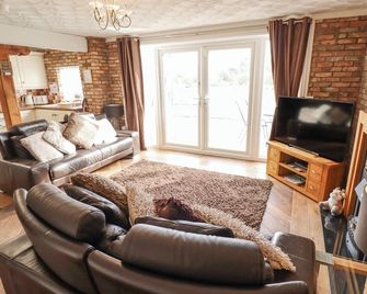 Oak Cottage, Pet Friendly, With Hot Tub In Barrow-Upon-Humber - Barrow-upon-Humber - Living room