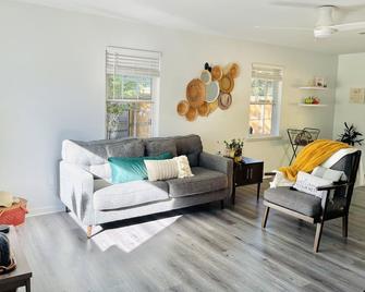 Complete Home 2.2 Miles Away From Air Force! - Jacksonville - Living room