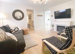 Simply Salem Cottage - Salem - Living room