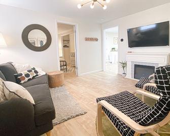 Simply Salem Cottage - Salem - Living room