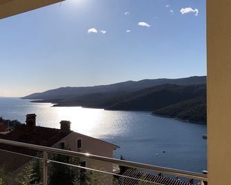 New apartment (128m2), terrace, sea view, A / C, Free Wifi & parking - Rabac - Balkon