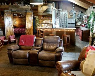 Rural life on a real Christmas tree farm! Hallmark experience! - Ozark - Bar