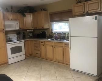 Cozy quite cottage nestled in Safety Harbor - Safety Harbor - Kitchen