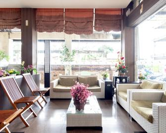 Capital O 2023 Medan Ville Hotel - Medan - Area lounge