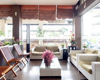 Capital O 2023 Medan Ville Hotel. - מדאן - טרקלין