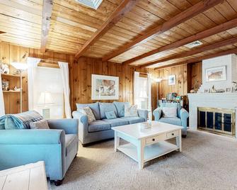 Cape Beach Bungalow - Dennis Port - Living room