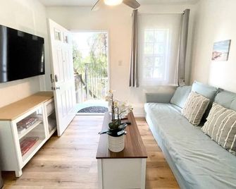 Hidden Gem with Hot Tub and Parking - 4 Guests - San Diego - Sala de estar