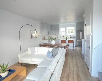 Luxury Downtown Spacious 3 bedroom New Modern Townhome - Provo - Living room