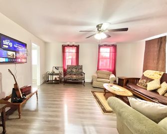 3 Bedroom Home 5Mins Walk Geisinger Hospital - Danville - Huiskamer
