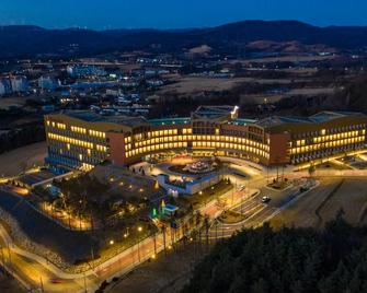 Ramada Hotel & Suites by Wyndham Gangwon Pyeongchang - Pyeongchang - Edificio
