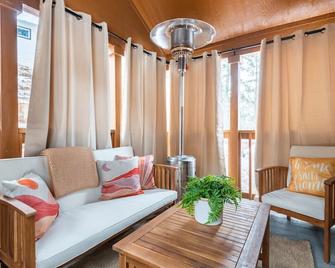 Heart Of Santacon: 2br Tiny Ski Home W Bbq - Woodland Park - Living room