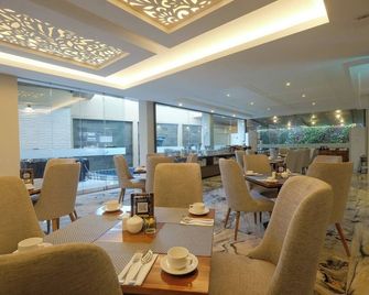 Front One Gosyen Hotel Salatiga - Salatiga - Ресторан