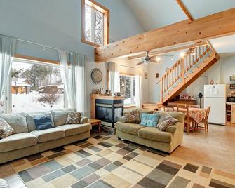 Extra-large 4,000 sq ft woodland retreat with authentic wood-fired sauna - Coe Hill - Living room