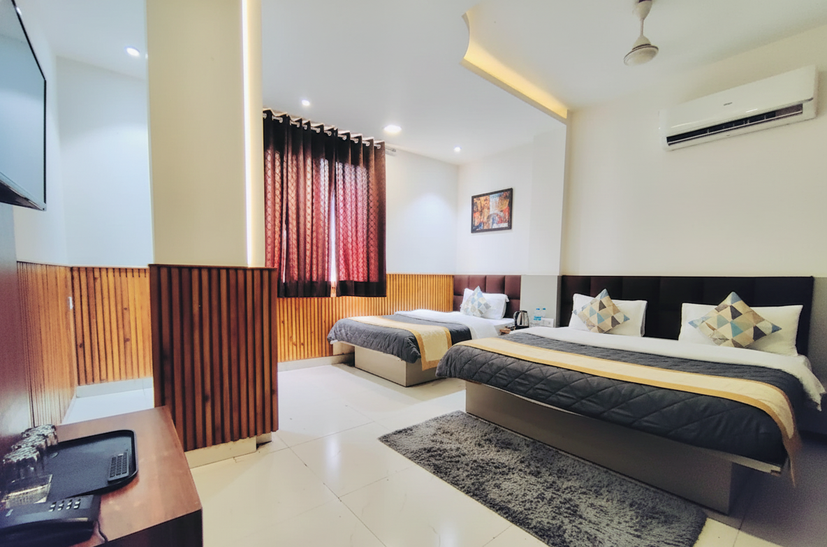 Hotel Shri Saai Deluxe Rooms- Budget Hotel On Gt Karnal Road, Easy Check-In, Value Of Money - Neu-Delhi - Wohnzimmer