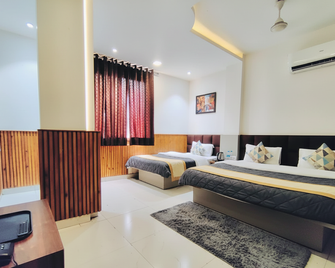 Hotel Shri Saai Deluxe Rooms- Budget Hotel On Gt Karnal Road, Easy Check-In, Value Of Money - New Delhi - Salon