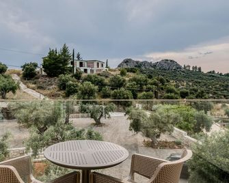Palelia Living In The Olive Garden - Nafplion