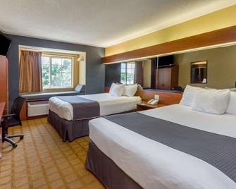 Microtel Inn & Suites by Wyndham Hillsborough - Hillsborough - Bedroom