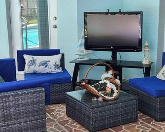 Private Spacious Room in Home, with Pool-The Oasis Room - Clermont - Living room