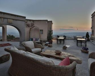 La Casa Cave Hotel - Uchisar - Hàng hiên