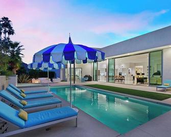 'Cosmopolitan' Walk to Palm Canyon! - Palm Springs - Pool