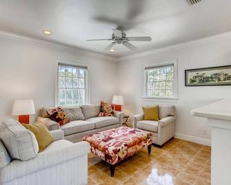 Villa Dolce Vita 4bd 4ba Private Pool and Parking - West Palm Beach - Living room