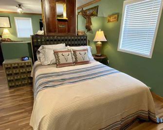 Western Carriage House Studio Suite- Western themed retreat- Full Kitchen & Bath - Gillette - Bedroom