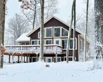 Pet-Friendly Lakeside Cottage w/ Kayaks and Canoe! - Stone Lake - Building