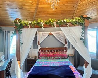 Free WiFii, Five Queen bedrooms, 700m to Surf, MiniGolf, 12 min. to penguins - 케이프 울라마이 - 침실