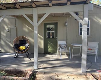 Pahrump Desert Oasis, 1 Hour from Las Vegas! Truck & Trailer Parking - Pahrump - Patio