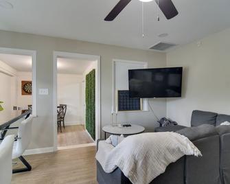 13 Mi to Busch Gardens: Tampa Gem w/ Grill & Yard - Tampa - Sala de estar