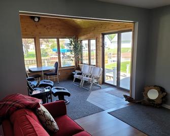 All Seasons enjoyment with home on the canal in the heart of Indian River - Indian River - Living room