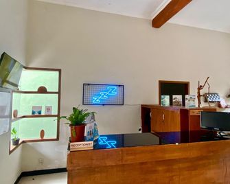 Z Malang Hostel - Malang - Recepción