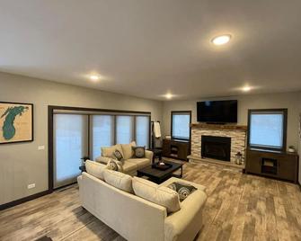Freshly Updated Lake Michigan Home With Pool - Kewaunee - Wohnzimmer