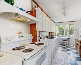 Lakefront Home with Private Beach & Gorgeous Peninsula Location - Dogs OK - Isle La Motte - Kitchen