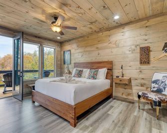 Rambling Ridge Lodge Endless Amenities & Fun Indoor Pool & Hot Tub, A+ Arcade Game Room - Gatlinburg - Bedroom
