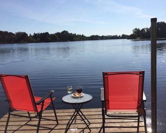 Lakeside cabin retreat; perfect getaway for winter sports, four seasons of fun - Hayward - Balkon