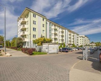 Apartament na Parterze z Parkingiem i Biurkiem do Pracy Zdalnej w Piasecznie by Noclegi Renters - Piaseczno - Budynek