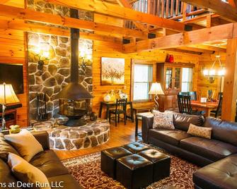 Spotted Fawn Cabin - Serenity and luxury await you - Shenandoah - Living room