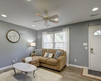 NewVrbo Cozy Ranch Near Casino,Indiana Dunes,Hospitals,Refinery,Firepit,big yard - Gary - Living room
