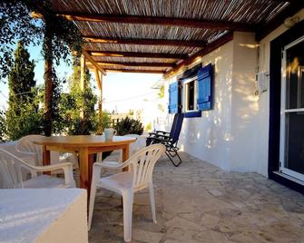 Charming 1-bedroom cottage in the mountain-side village of Schinokapsala - Schinokapsala - Patio