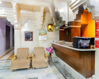 Mishra Guest House - Varanasi - Front desk