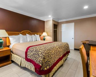 Rodeway Inn Cypress - Cypress - Bedroom