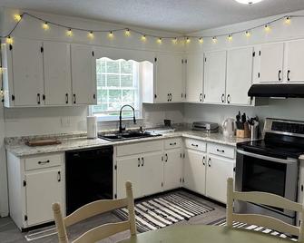 Lake Russell Cabin Dog-Friendly, Secluded 4 Acres - Elberton - Cocina