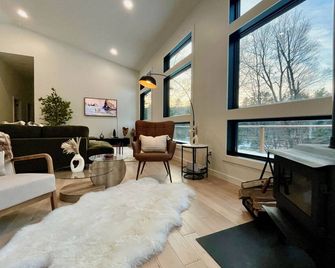 White Pine Chalet - Barryville - Living room