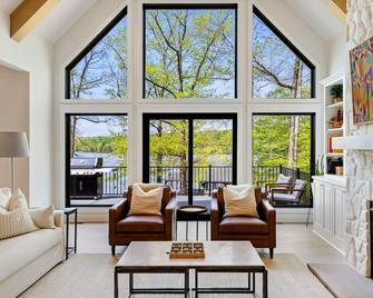New 6br Lakefront Lake Anna 5 Suites, Dock, Hot Tub - Spotsylvania - Living room